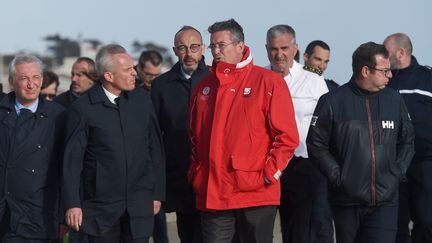 Yannick Moreau, le maire des Sables-d'Olonne, au centre, avec le ministre de l'Ecologie François de Rugy aux&nbsp;Sables-d'Olonne le 7 juin 2019. (SEBASTIEN SALOM-GOMIS / AFP)