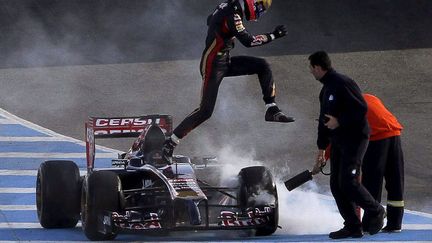 Le pilote fran&ccedil;ais&nbsp;Jean-Eric Vergne saute de sa formule 1 en feu lors d'une s&eacute;ance d'entra&icirc;nement &agrave;&nbsp;Jerez de la Frontera (Espagne), le 30 janvier 2014. (MAXPPP)