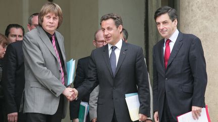 Nicolas Sarkozy (au c.) et le Premier ministre, Fran&ccedil;ois Fillon (&agrave; dr.)&nbsp;re&ccedil;oivent le secr&eacute;taire g&eacute;n&eacute;ral de la CGT, Bernard Thibault (&agrave; g.), le 29 mai 2007. (REMI OCHLIK / MAXPPP)