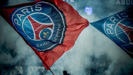 Un drapeau du PSG lors du match contre Rennes au Parc des Princes, le 11 février 2022. (ARTHUR NICHOLAS ORCHARD / HANS LUCAS)