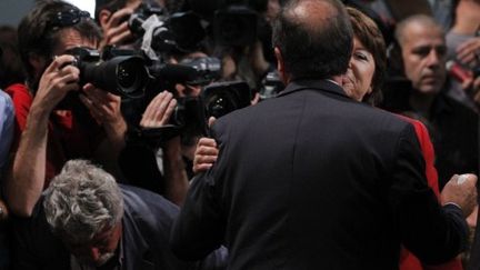 Martine Aubry embrasse François Hollande, à l'université d'été du PS (AFP)