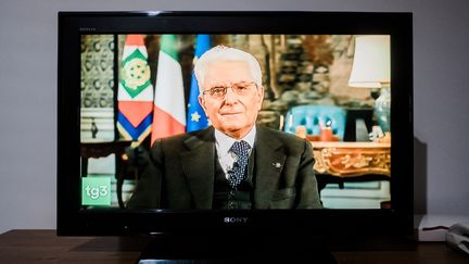 Le président italien Sergio Mattarella lors d'une allocution télévisée, le 27 mars 2020, sur l'épidémie de coronavirus.&nbsp; (ELIANO IMPERATO / CONTROLUCE)