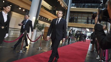 Le président de la République Emmanuel Macron arrive au Parlement européen à Strasbourg, samedi 1er juillet 2017, pour la cérémonie d'hommage à Helmut Kohl. (SEBASTIEN BOZON / AFP)