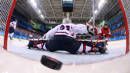 La joueuse de hockey sur glace suisse&nbsp;Alina Muller&nbsp;marque un but à la gardienne de l'équipe de Corée unifiée&nbsp; Shin So-jung&nbsp;samedi 10 février&nbsp;2018.&nbsp; (AFP / POOL)