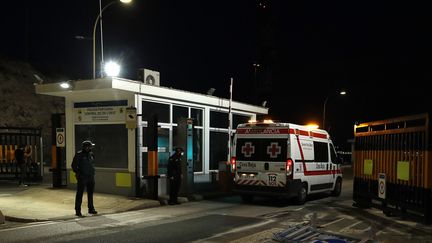 Une ambulance entre dans le port de Palma de Majorque&nbsp;(Espagne), pour venir en aide à 14 personnes secoures en mer, le 4 octobre 2021. (JAIME REINA / AFP)