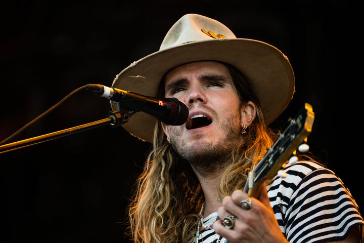 Jokull Juliusson, le chanteur du groupe islandais Kaleo sur la scène du Lollapalooza à Paris. (JULIE SEBADELHA / AFP)