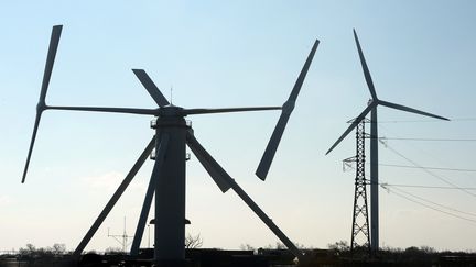 Un prototype de turbine éolienne dans le port de Marseille (Bouches-du-Rhône), le 23 janvier 2015. (BORIS HORVAT / AFP)