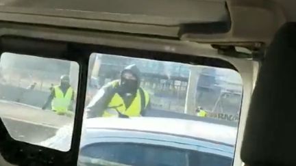 Des policiers ont été pris à partie par des manifestants, le 16 février 2019 à Lyon, lors d'une nouvelle mobilisation des "gilets jaunes". ((TWITTER / ALTERNATIVE POLICE))