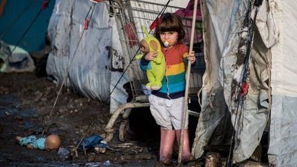  Une enfant kurde dans le camp de migrants de Grande-Synthe (Nord), le 23 décembre 2015. (DENIS CHARLET / AFP)