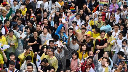 Des Taïwanais se réjouissent de la légalisation du mariage homosexuel dans leur pays, le 17 mai 2019. (SAM YEH / AFP)