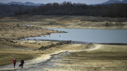 Le lac artificiel de Montbel, dans l'Ariège, est quasiment à sec. (VALENTINE CHAPUIS / AFP)