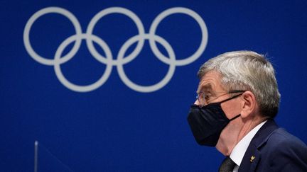 Thomas Bach, lors d'une conférence de presse à Tokyo, le 21 juillet 2021.&nbsp; (FABRICE COFFRINI / AFP)