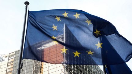 The European flag flies in front of the European Commission in Brussels, Belgium, on March 25, 2021. (ARIS OIKONOMOU / AFP)