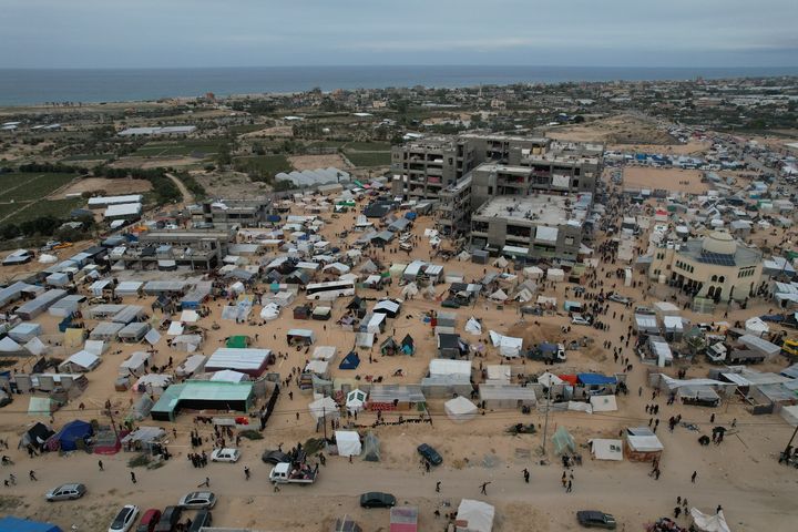 Un camp de fortune de Palestiniens déplacés près de la frontière avec l'Egypte, à Rafah (bande de Gaza), le 7 décembre 2023. (MOHAMMED FAYQ / ANADOLU / AFP)