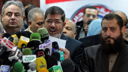 Mohamed Morsi (au c.), du&nbsp;Parti de la libert&eacute; et de la justice, durant une conf&eacute;rence de presse au Caire (Egypte), le 16 janvier 2012. (AFP)