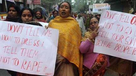 Des activistes manifestent leur indignation contre le viol collectif en d&eacute;embre d'une &eacute;tudiante indienne, le 8 janvier 2013 &agrave; New Delhi (Inde). (DIPTENDU DUTTA / AFP)