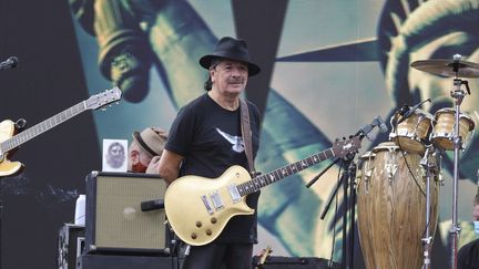 Le guitariste Carlos Santana sur scène à New York (Etats-Unis) le 21 août 2021 (LUIZ RAMPELOTTO/EUROPANEWSWIRE / EUROPANEWSWIRE)