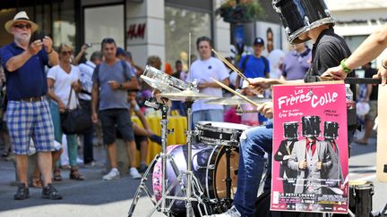 Les frères Colle, originaires de Bordeaux, proposent leur spectacle éponyme, au petit Louvre, à 16h15. Mise en scène par Eric Bouvron, Clément Stéphane et Cyril qui mélange les codes et les disciplines, entre jongleries et percussions.
 (Vincent Damourette / Culturebox)