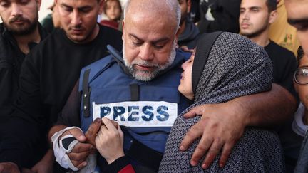 Le chef du bureau de la chaîne Al Jazeera à Gaza Wael Al-Dahdouh et sa fille lors des funérailles de son fils Hamza Wael Dahdouh, journaliste pour Al Jazeera tué dans un bombardement le 7 janvier 2023. (- / AFP)