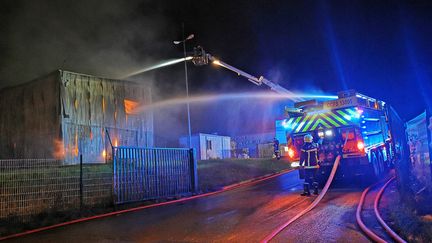 Le feu a démarré vers 19h15 dans l'un des neuf entrepôts de l'entreprise&nbsp;Bourgogne Recyclages à Longvic (Côte-d'Or), mardi 5 octobre 2021.&nbsp; (THOMAS NOUGAILLON / FRANCE BLEU BOURGOGNE)