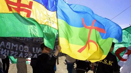 Des drapeaux kabyles lors d'une manifestation en avril 2002 dans le village d'Agouni Arouss en Algérie. (AFP/HOCINE ZAOURAR )