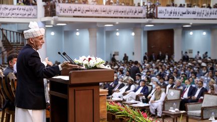 Le président afghan, Ashraf Ghani, le 7 août 2020, devant la jirga, l'assemblée des dignitaires afghans, à Kaboul. (PRESS OFFICE OF PRESIDENT OF AFGHANISTAN / AFP)