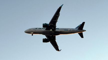 Un avion de la compagnie américaine Frontier airlines s'apprête à atterrir à l'aéroport national de Washnigton (Etats-Unis), le 9 février 2022. (DANIEL SLIM / AFP)