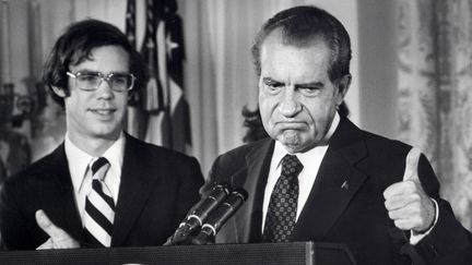 Poussé à la démission après le scandale du Watergate, Richard Nixon, 37e président des États-Unis, fait ses adieux au personnel de la Maison-Blanche, le&nbsp;9 août 1974. À gauche, son beau-fils David Eisenhower (petit-fils du président américain Dwight Eisenhower).&nbsp; (AFP FILES / AFP)