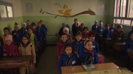 Retour à l'école pour les enfants syriens les plus chanceux. Certains ne peuvent toujours pas reprendre les cours.&nbsp;C'est une lente remise en marche qui s'opère. (FRANCE 2)