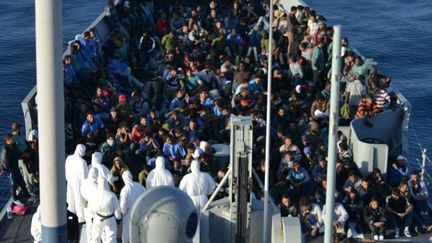 Plus de 2000 migrants en partance pour l'Europe secourus le 5 Novembre 2015 non loin des côtes libyennes. Ils ont été regroupés sur une fregate de la marine espagnole. Ils avaient embarqué en Libye sur un bateau de pêche en bois. (Photo/AFP)