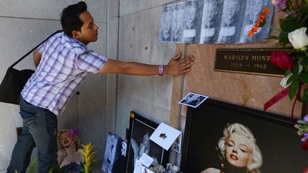 Un admirateur venu du Nicaragua, Omnar Mayorga, rend son hommage à Marilyn (5 août 2012)
 (Robyn Beck / AFP)