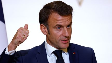 Emmanuel Macron prononce un discours à l'Elysée, le 21 novembre 2023 à Paris. (SARAH MEYSSONNIER / POOL / AFP)