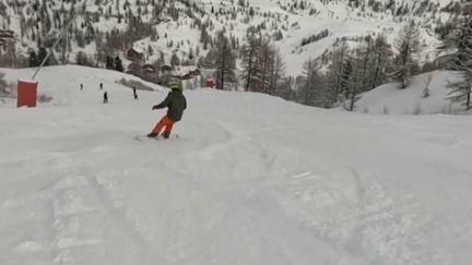 Avant d'accéder aux pistes, il faut montrer patte blanche. Le pass sanitaire est obligatoire, le contrôle se fait de manière aléatoire, en bas des pistes.&nbsp; (CAPTURE D'ÉCRAN FRANCE 3)