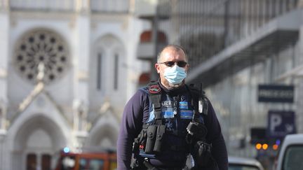 Un policier devant la basilique Notre-Dame de Nice où s'est déroulé une attaque au couteau jeudi 29 octobre 2020. (CYRIL DODERGNY / MAXPPP)