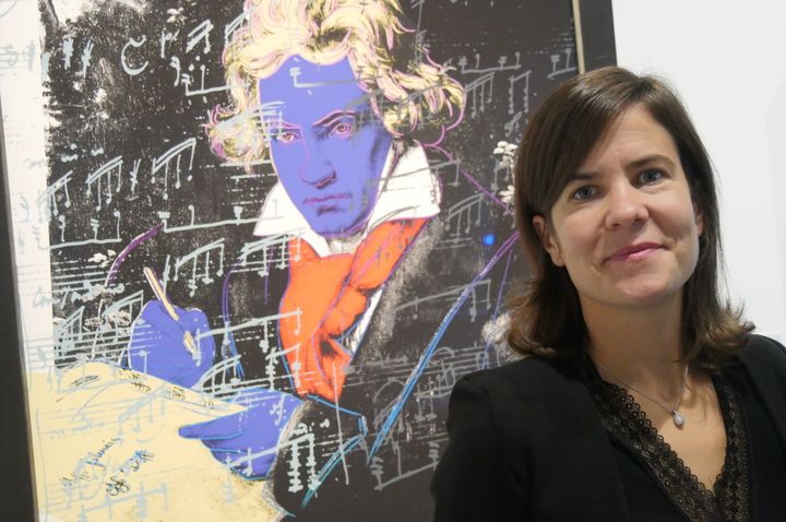 La commissaire de l'exposition Marie-Pauline Martin devant l'oeuvre d'Andy Warhol.
 (Lorenzo Ciavarini Azzi/Culturebox)