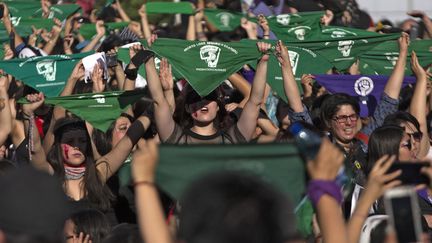 Des militantes féministes brandissent des mouchoirs verts en faveur de la dépénalisation de l'avortement lors d'une manifestation à Santiago, le 29 novembre 2019. Photo d'illustration. (CLAUDIO REYES / AFP)