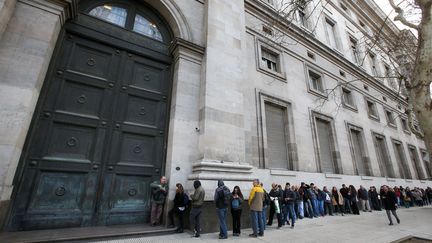 Les clients d'une banque font la queue devant la National Bank à Buenos Aires (Argentine), le 2 septembre 2019.&nbsp; (AGUSTIN MARCARIAN / REUTERS)