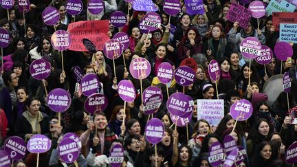 Des femmes manifestent contre les violences faites aux femmes à Istanbul (Turquie), à l'occasion de&nbsp;la journée internationale&nbsp;pour l'élimination de la violence contre les femmes, le 25 novembre 2018.&nbsp; (YASIN AKGUL / AFP)