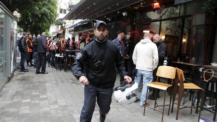 &nbsp; (Une fusillade a éclaté devant un bar du centre-ville, rue Dizengoff à Tel-Aviv. © REUTERS/Nir Elias)