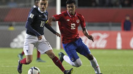 Timothe Cognat, capitaine de l'équipe de France U17, face à Sergio Ramirez lors de la défaite des Bleuets face au Costa Rica. (SERGIO PINA / PHOTOSPORT)