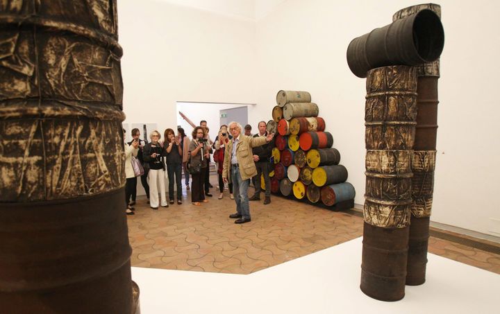 Christo parmi ses Wrapped Cans.
 (Botella/Photopqr/Nice-Matin/MaxPPP)