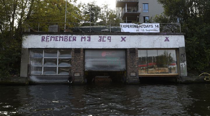 Accolé au Mur de Berlin, ce bunker servait de garage aux vedettes des garde-côtes est-allemands.
 (Tobias Schwarz / AFP)