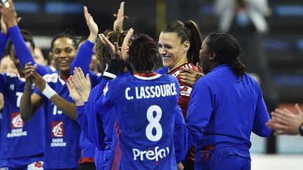 Les Françaises célèbrent leur victoire face à l'Angola le 3 décembre 2021, à&nbsp;Granollers en Espagne. (PAU BARRENA / AFP)