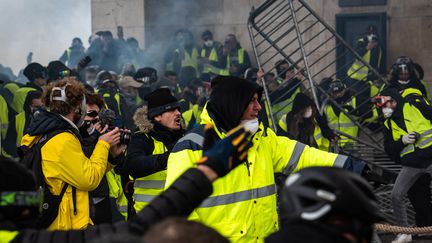 Des manifestants sur les&nbsp;Champs-Elysées, à Paris, le&nbsp;1er décembre 2018.&nbsp; (KARINE PIERRE / AFP)