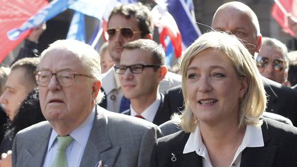 Jean-Marie Le Pen et sa fille Marine lors du d&eacute;fil&eacute; du Front national,&nbsp;le 1er mai 2012 &agrave; Paris. (THOMAS COEX / AFP)