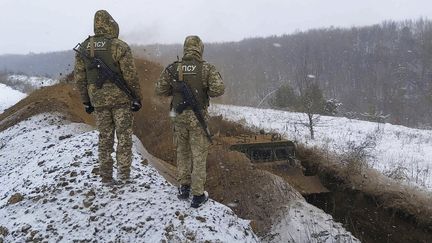 Des gardes-frontières ukrainiens à la frontière avec la Russie, près de Soumy (Ukraine), le 21 décembre 2021. (UKRAINIAN BOARD GUARD PRESS OFF / AP)