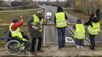 Une mobilisation de gilets jaunes près de Montceau-les-Mines, le 21 novembre 2018. (PHILIPPE DESMAZES / AFP)