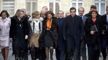 Le gouvernement de Fran&ccedil;ois Fillon avant le conseil des ministres du 4 janvier 2012, &agrave; Paris. (FRED DUFOUR / AFP)