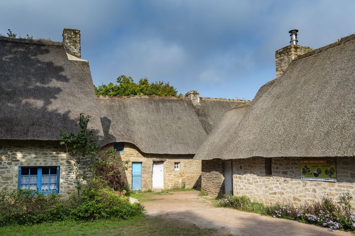 Village traditionnel en toit de chaume qui se visite à pied à Kherinet en Loire-Atlantique. (LANSARD GILLES / HEMIS.FR / HEMIS.FR)