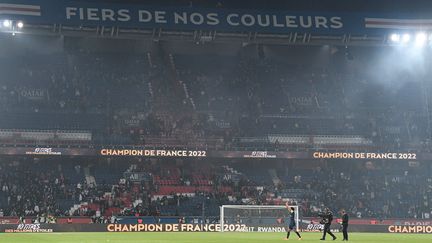 Le PSG vient d'être sacré champion de France pour la dixième fois de son histoire, après son nul contre Lens (1-1), le 23 avril 2022. Marquinhos, le capitaine, fête le titre devant une tribune d'Auteuil vidée de son kop, qui a préféré fêter cela en-dehors de l'enceinte, mécontent de cette saison. (BERTRAND GUAY / AFP)